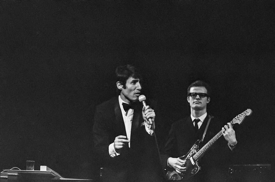 Udo Jürgens bei Konzert im Friedrichstadtpalast, Bild 2, Januar 1967. SW-Foto © Kurt Schwarz. (Kurt Schwarz CC BY-NC-SA)