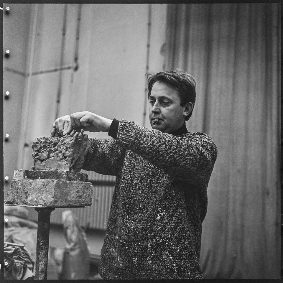 Bildhauer Gerhard Rommel in seinem Atelier, 1969. SW-Foto © Kurt Schwarz. (Kurt Schwarz CC BY-NC-SA)