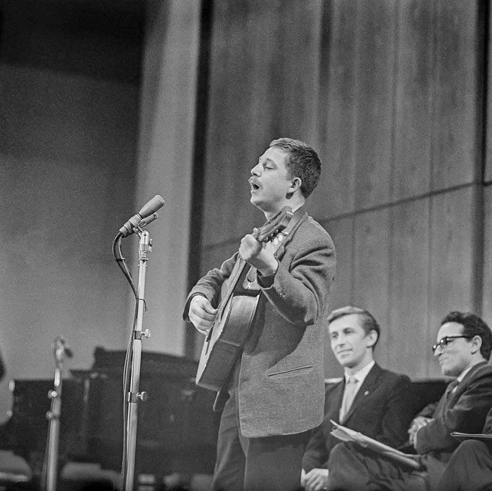 Liedermacher Wolf Biermann bei einem Auftritt Februar 1962. SW-Foto © Kurt Schwarz. (Kurt Schwarz CC BY-NC-SA)