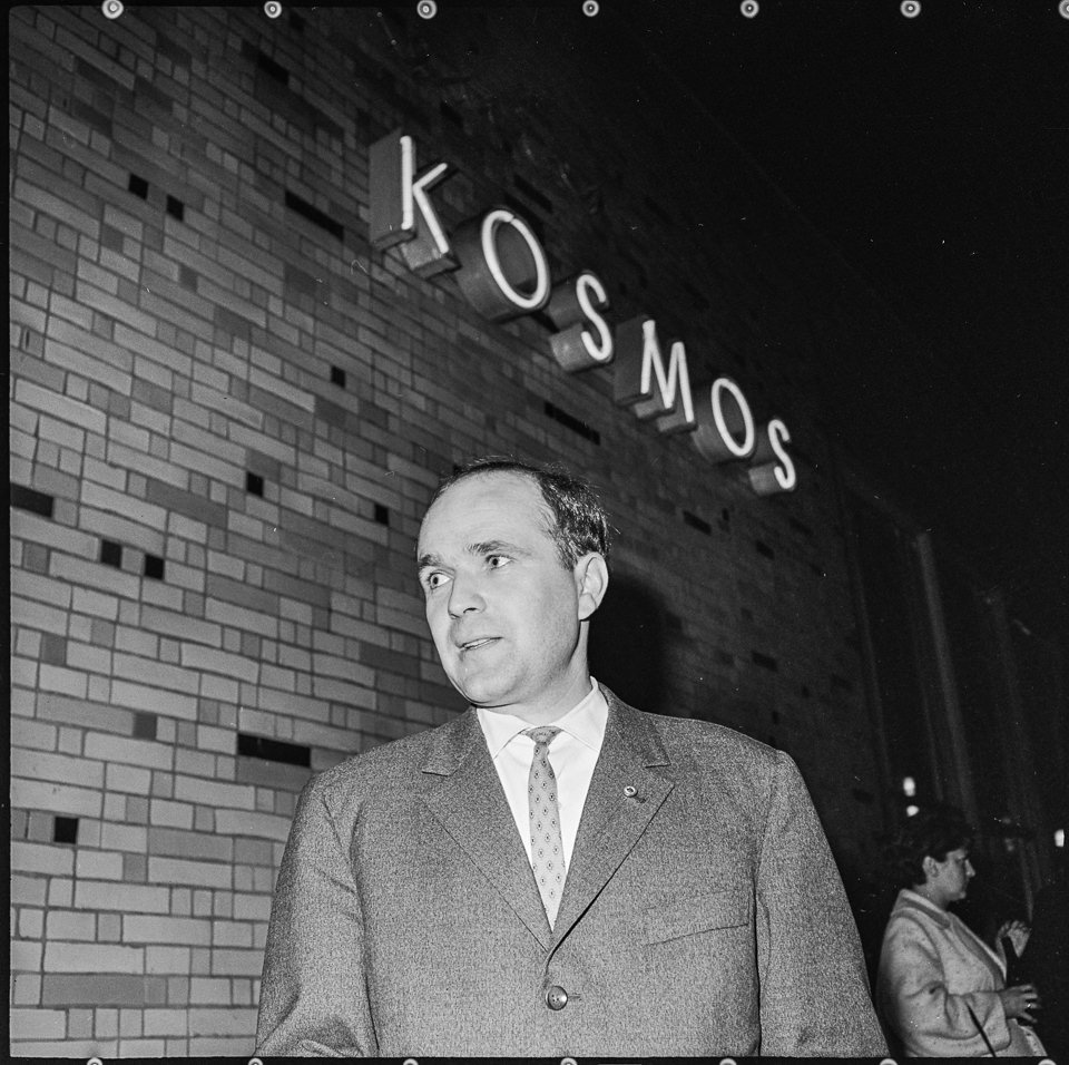 Schauspieler Paul Berndt vor Kosmos-Kino, Mitte 1960er Jahre. SW-Foto © Kurt Schwarz. (Kurt Schwarz CC BY-NC-SA)