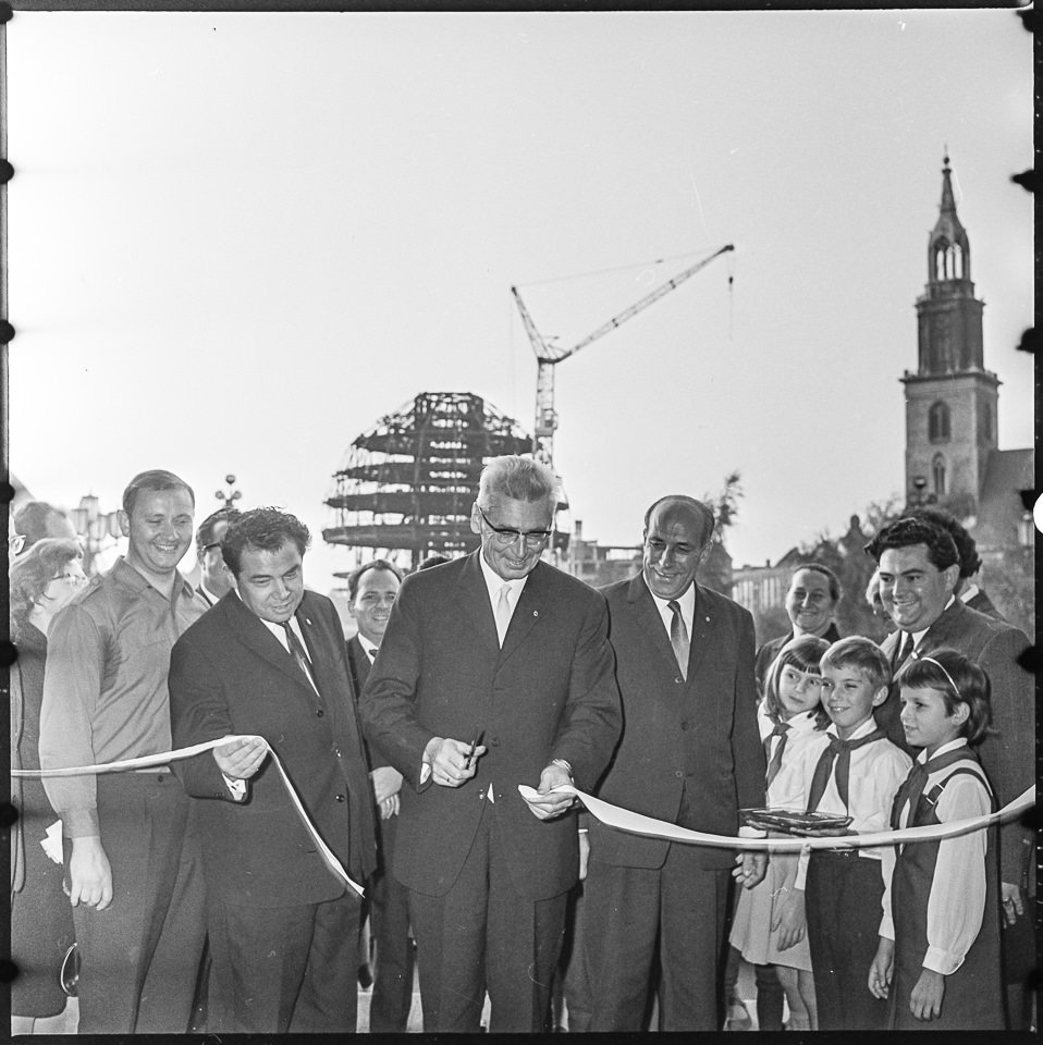 Herbert Fechner, Oberbürgermeister von Ostberlin, bei Freigabe eines Geländes, 1968. SW-Foto © Kurt Schwarz. (Kurt Schwarz CC BY-NC-SA)