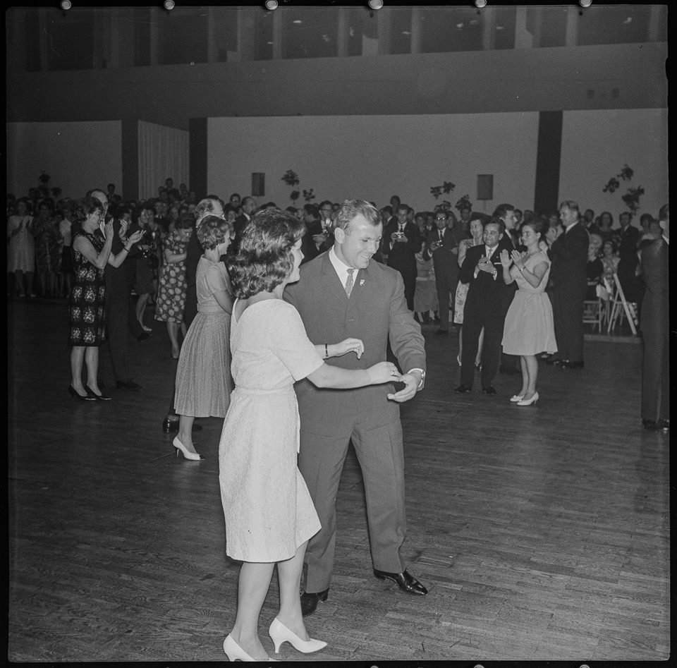Juri Gargarin beim Tanzen auf 'Kosmonautenball', Oktober 1963. SW-Foto © Kurt Schwarz. (Kurt Schwarz CC BY-NC-SA)