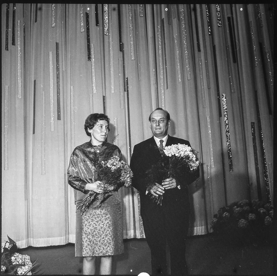 Annelie und Andrew Thorndike auf Bühne, Mai 1963. SW-Foto © Kurt Schwarz. (Kurt Schwarz CC BY-NC-SA)