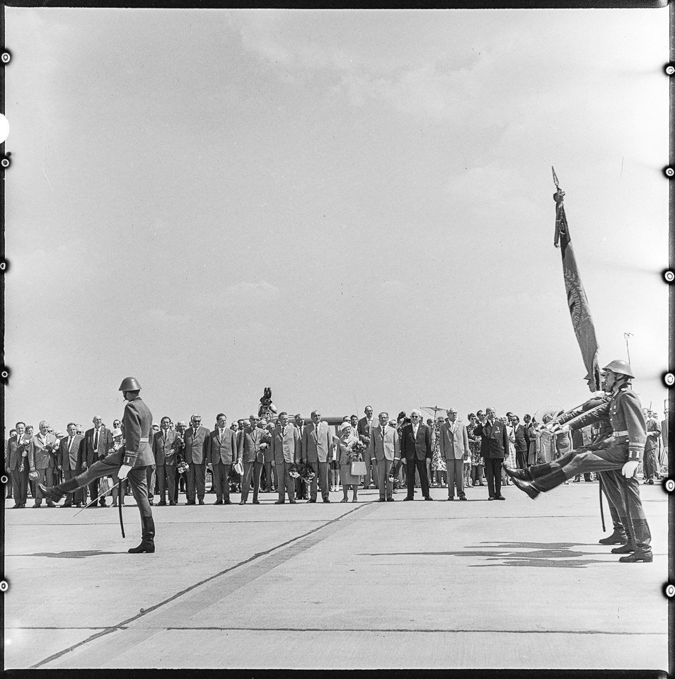Ehrengarde der NVA bei Ankunft Ulbrichts aus Moskau, April 1964. SW-Foto © Kurt Schwarz. (Kurt Schwarz CC BY-NC-SA)