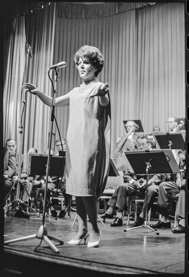 Vanna Olivieri (1924-2010)) bei einem Auftritt in Ostberlin, 1964. SW-Foto © Kurt Schwarz. (Kurt Schwarz CC BY-NC-SA)
