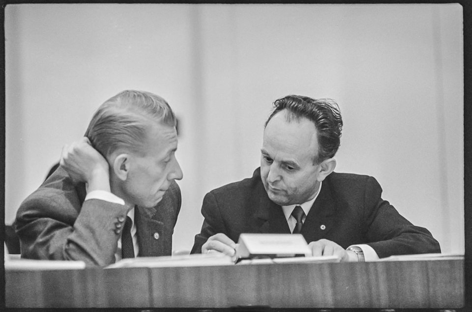Gerhard Schürer und Wolfgang Rauhfuß im Gespräch, Mitte 1960er Jahre. SW-Foto © Kurt Schwarz. (Kurt Schwarz CC BY-NC-SA)