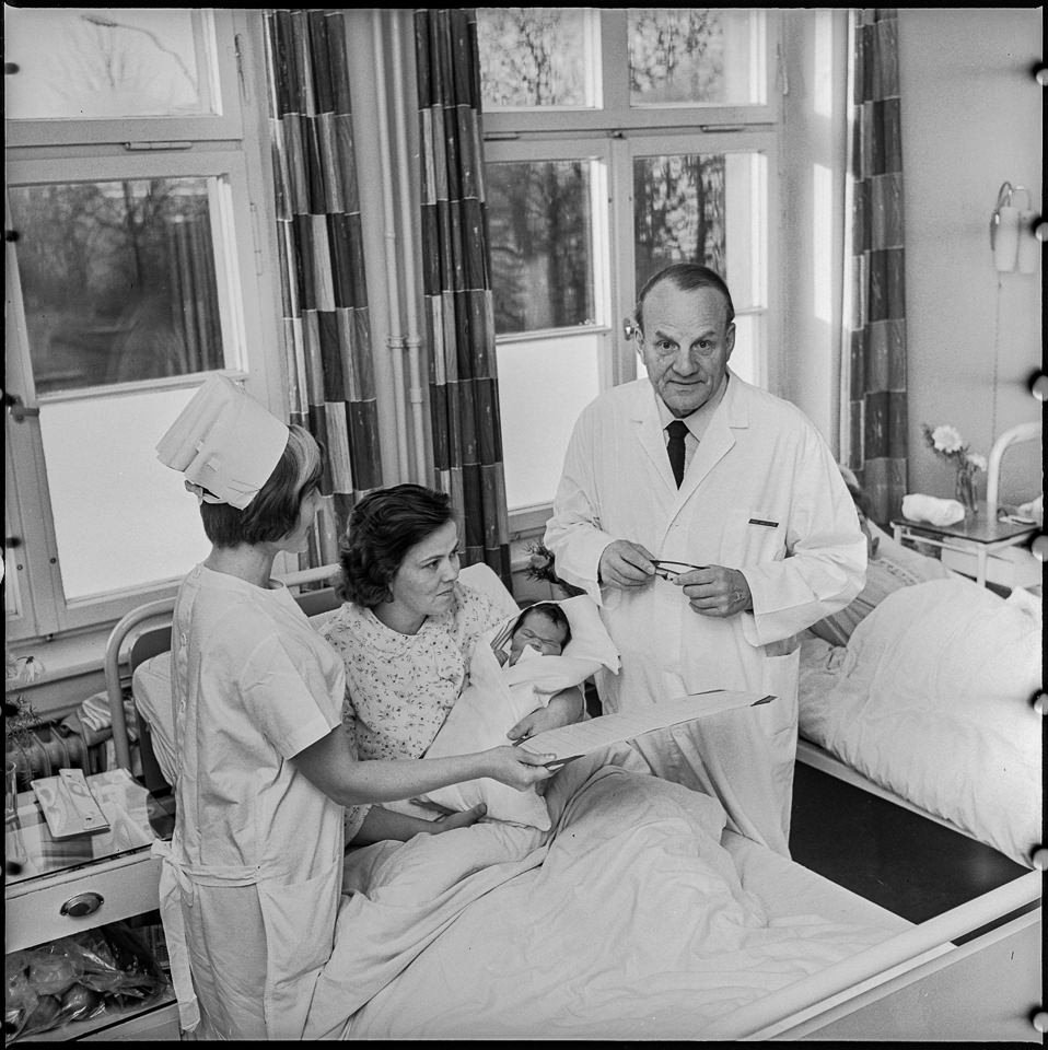 Chefarzt Leo Waldemeyer auf Visite in der Entbindungsstation, 2. Hälfte 1960er Jahre. SW-Foto © Kurt Schwarz. (Kurt Schwarz CC BY-NC-SA)