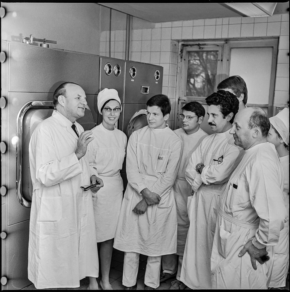 Chefarzt Leo Waldemeyer im Gespräch, 2. Hälfte 1960er Jahre. SW-Foto © Kurt Schwarz. (Kurt Schwarz CC BY-NC-SA)