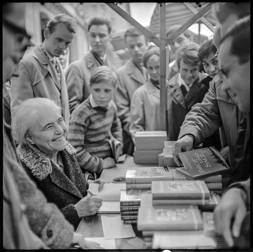 Anna Seghers beim Signieren ihrer Bücher, Mai 1963. SW-Foto © Kurt Schwarz. (Kurt Schwarz CC BY-NC-SA)