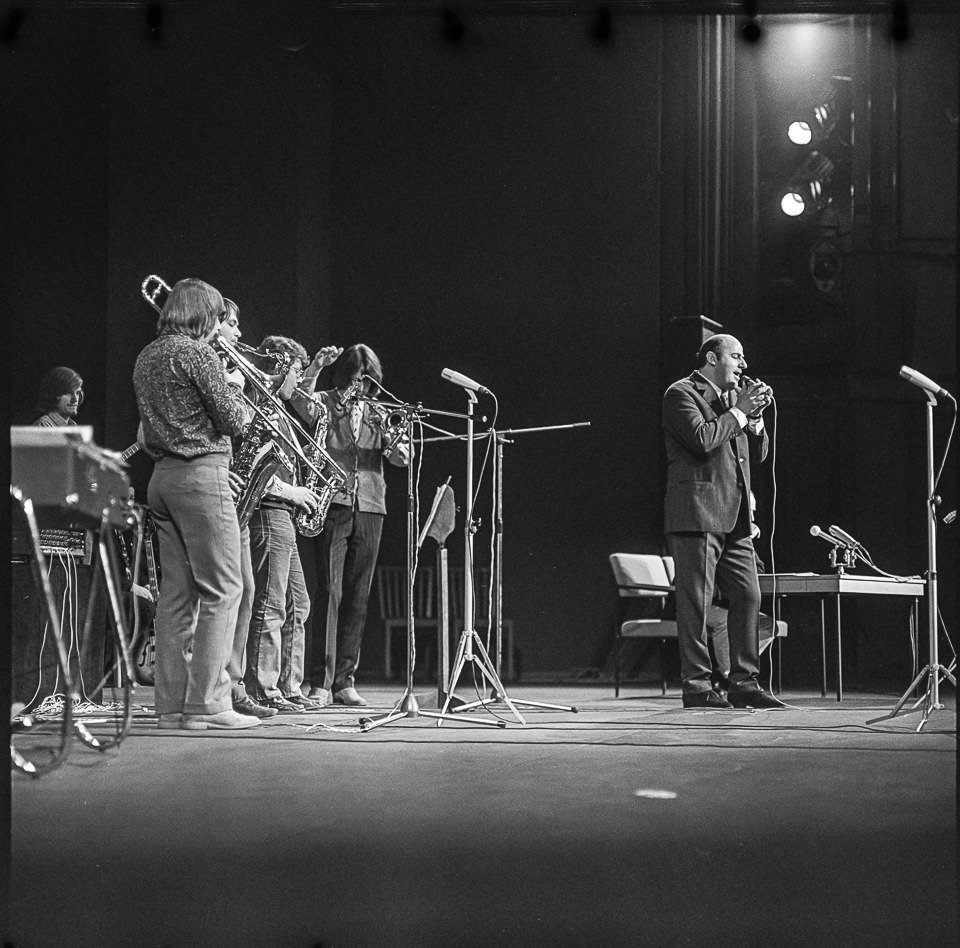 Manfred Krug und die Klaus-Lenz-Band bei ihrem Auftritt, April 1971. SW-Foto © Kurt Schwarz. (Kurt Schwarz CC BY-NC-SA)