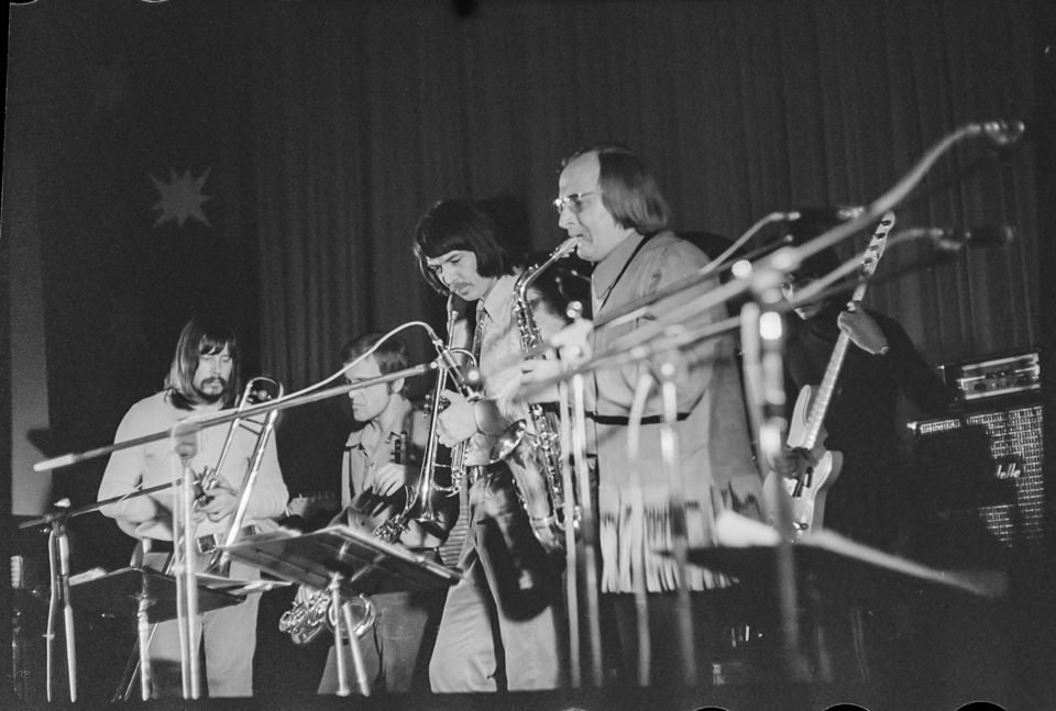 Mitglieder der Klaus-Lenz-Band und der Jazzmusiker Friedhelm Schönfeld bei Auftritt, März 1972. SW-Foto © Kurt Schwarz. (Kurt Schwarz CC BY-NC-SA)