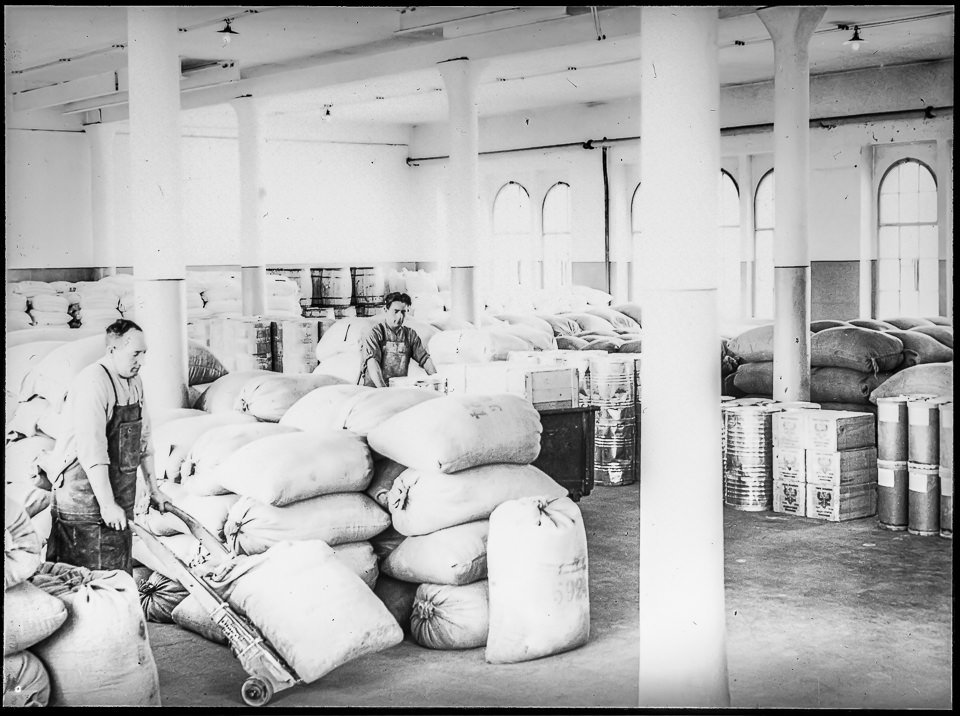 Arbeiter im Mehllager, EBK, (Sammlung Grumm CC BY-NC-SA)