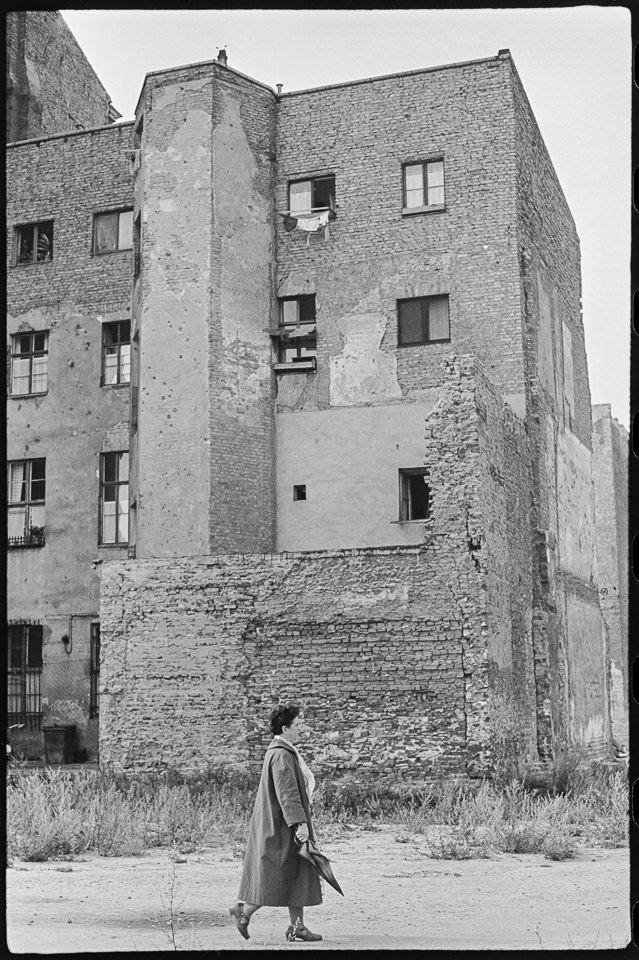Ein Ostberliner Fotograf in Westberlin, Bild 10: Bewohnte ehemalige Hinterhöfe (Originaltitel des Fotografen). SW-Foto, 1960 © Kurt Schwarz. (Kurt Schwarz CC BY-NC-SA)