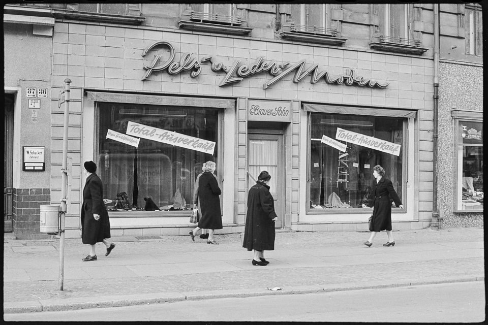 Ein Ostberliner Fotograf in Westberlin, Bild 11: Total-Ausverkauf (Originaltitel des Fotografen). SW-Foto, 1960 © Kurt Schwarz. (Kurt Schwarz CC BY-NC-SA)