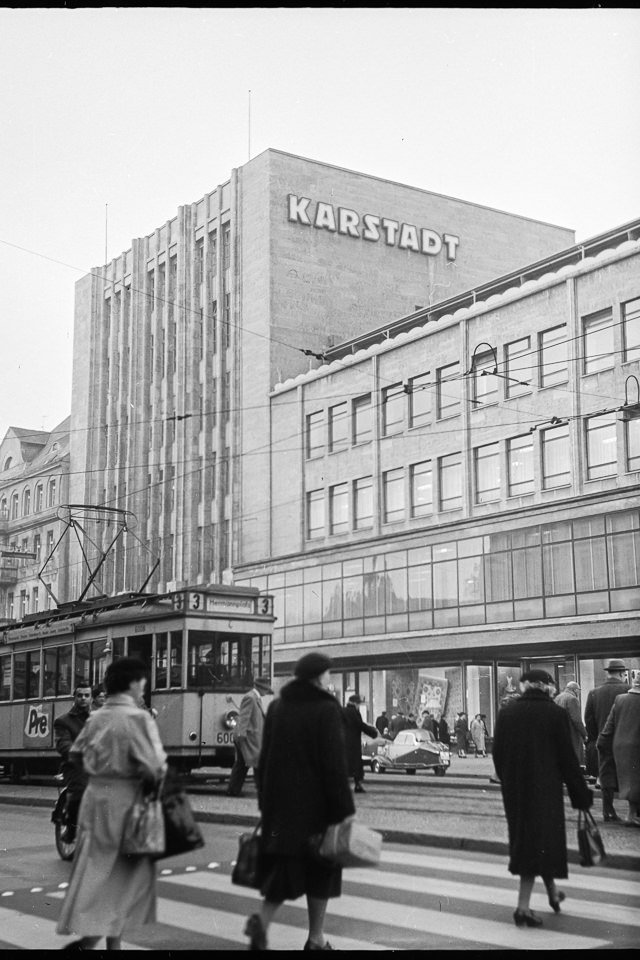 Ein Ostberliner Fotograf in Westberlin, Bild 12: Karstadt am Hermannplatz in Kreuzberg. SW-Foto, 1960 © Kurt Schwarz. (Kurt Schwarz CC BY-NC-SA)