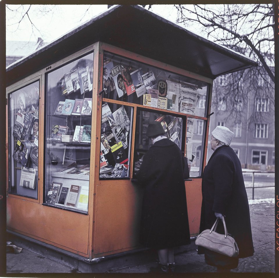 Zeitungskiosk in Ostberlin. Farbfoto, Anfang 1964 © Kurt Schwarz. (Kurt Schwarz CC BY-NC-SA)