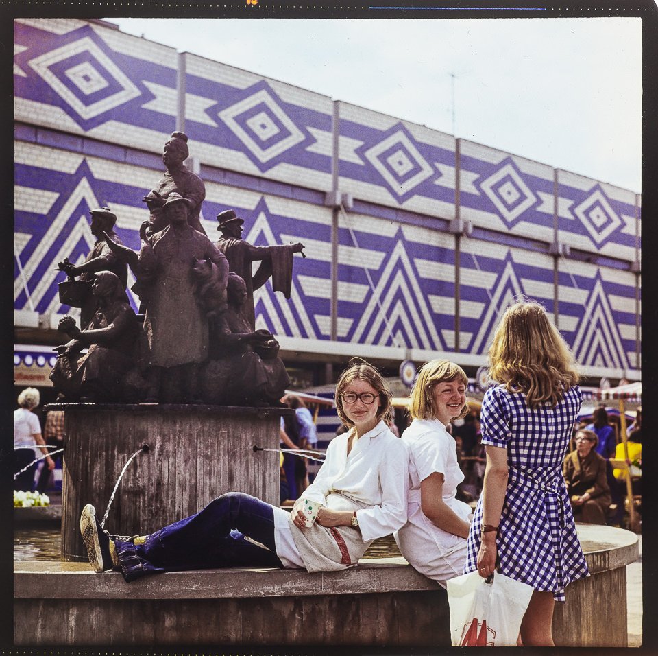 Drei Mädchen vor der neuen Markthalle am Alexanderplatz. Farbfoto, 1970er Jahre © Kurt Schwarz. (Kurt Schwarz CC BY-NC-SA)