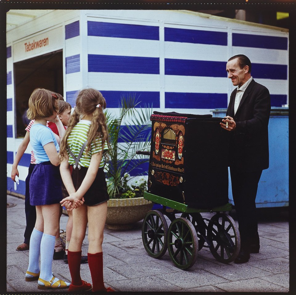 Leierkastenmann am Alexanderplatz. Farbfoto, 1970er Jahre © Kurt Schwarz. (Kurt Schwarz CC BY-NC-SA)