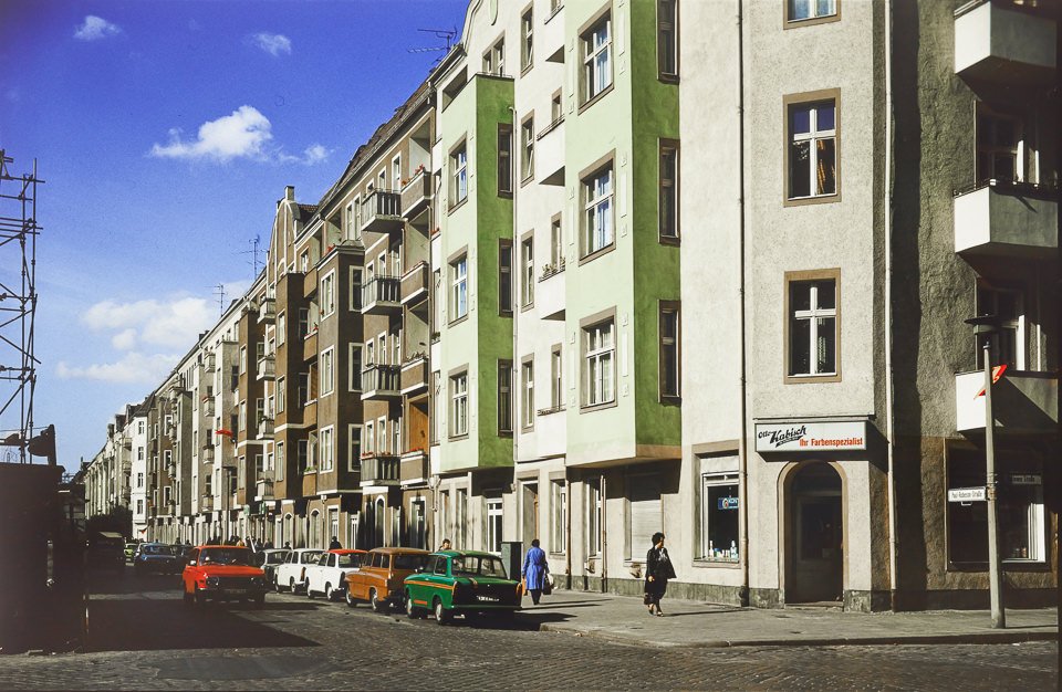 Straßenecke in Prenzlauer Berg. Farbfoto, 1970er Jahre © Kurt Schwarz. (Kurt Schwarz CC BY-NC-SA)