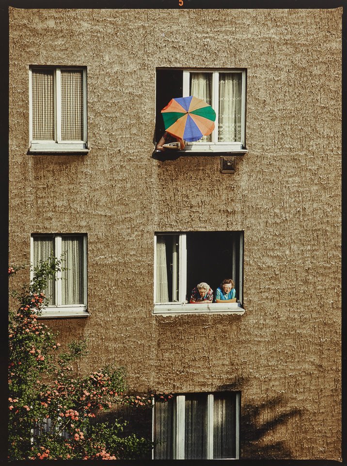 Mietshausfassade mit Sommeridylle. Farbfoto, 1970er Jahre © Kurt Schwarz. (Kurt Schwarz CC BY-NC-SA)