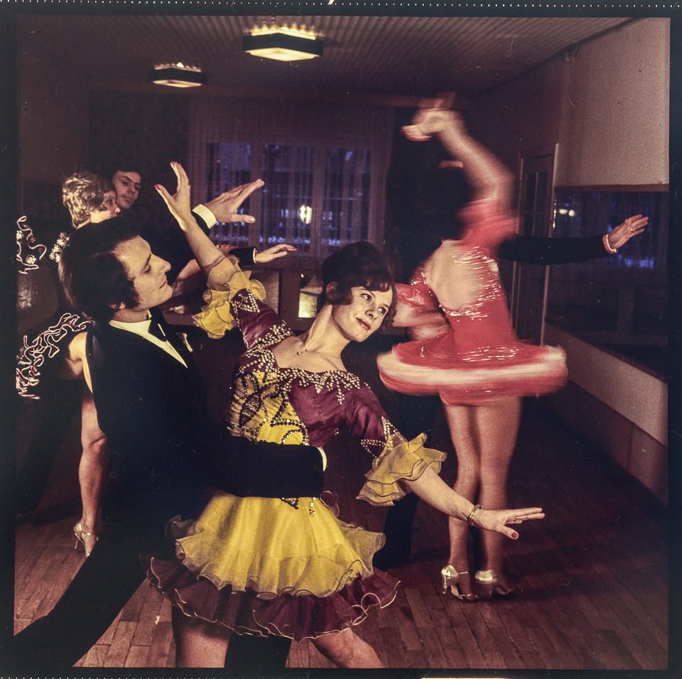 Tanzzirkel (Originaltitel des Fotografen). Farbfoto, 1970er Jahre © Kurt Schwarz. (Kurt Schwarz CC BY-NC-SA)