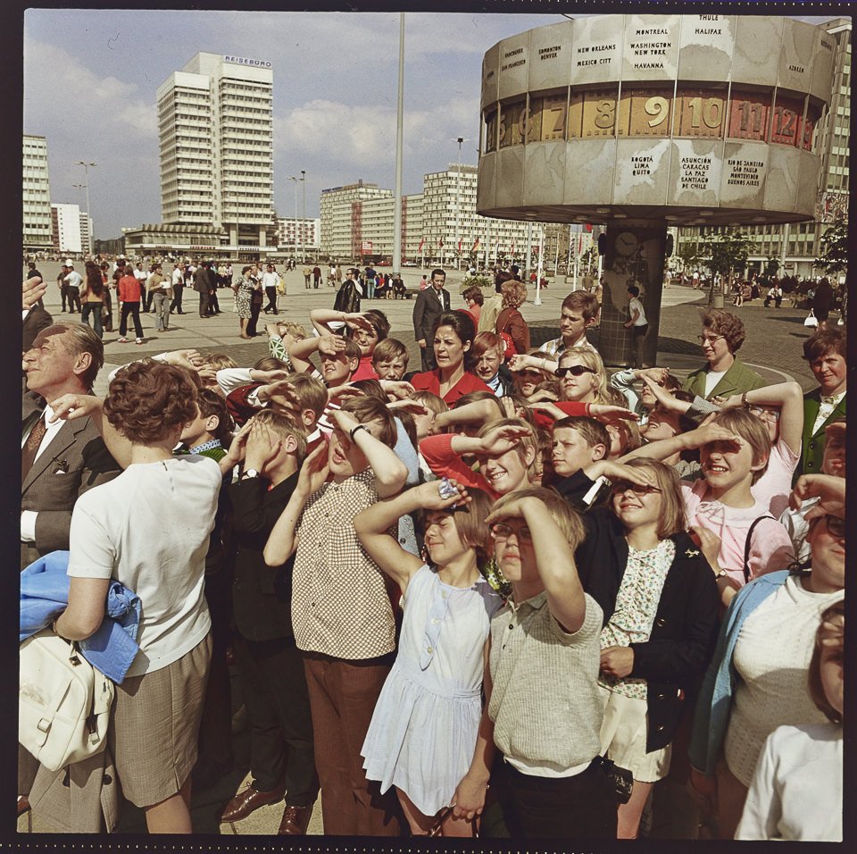 Stadtführung, Bild 1. Farbfoto, 1970er Jahre © Kurt Schwarz. (Kurt Schwarz CC BY-NC-SA)