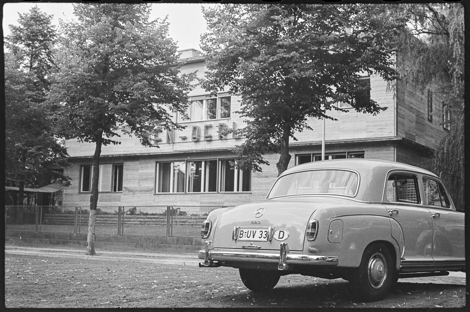 Ein Ostberliner Fotograf in Westberlin, Bild 1: AFN-Funkhaus. SW-Foto, 1960 © Kurt Schwarz. (Kurt Schwarz CC BY-NC-SA)