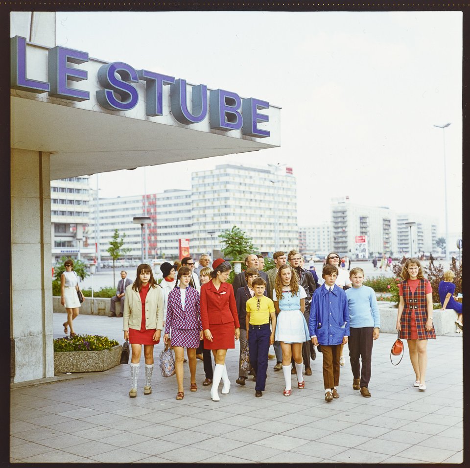 Stadtführung, Bild 2. Farbfoto, 1970er Jahre © Kurt Schwarz. (Kurt Schwarz CC BY-NC-SA)