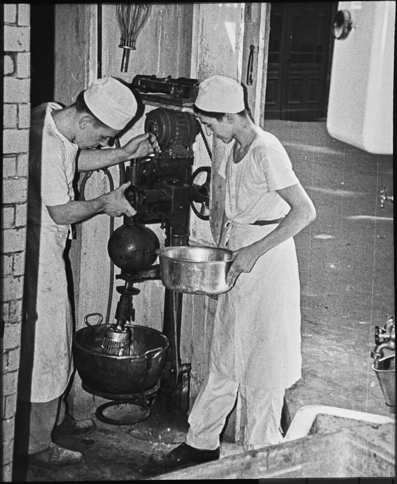 Bäcker mit Rührmaschine, Fachverein, (Sammlung Grumm CC BY-NC-SA)