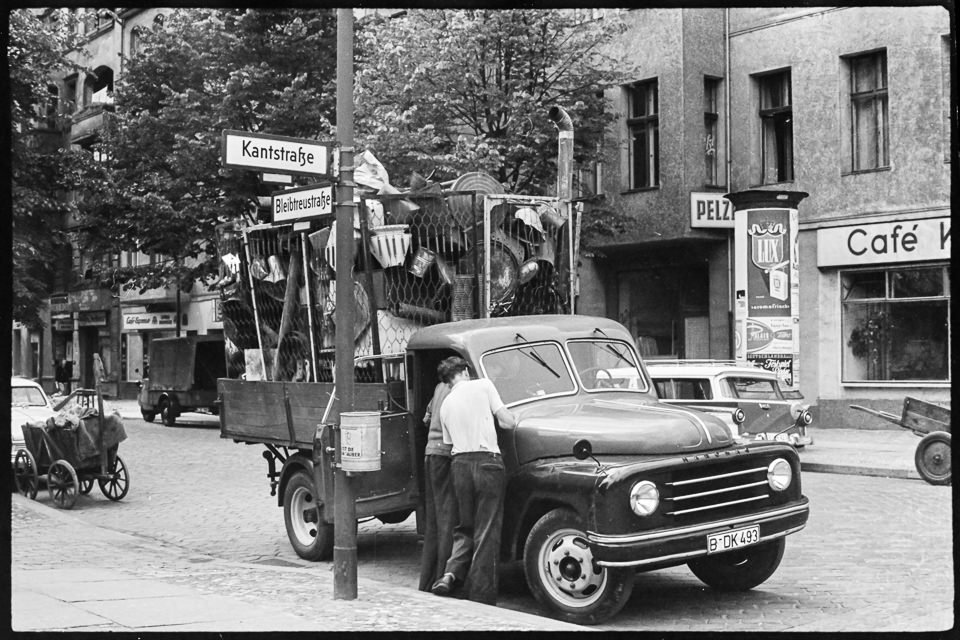 Ein Ostberliner Fotograf in Westberlin, Bild 4: Altmetallsammler in Charlottenburg. SW-Foto, 1960 © Kurt Schwarz. (Kurt Schwarz CC BY-NC-SA)