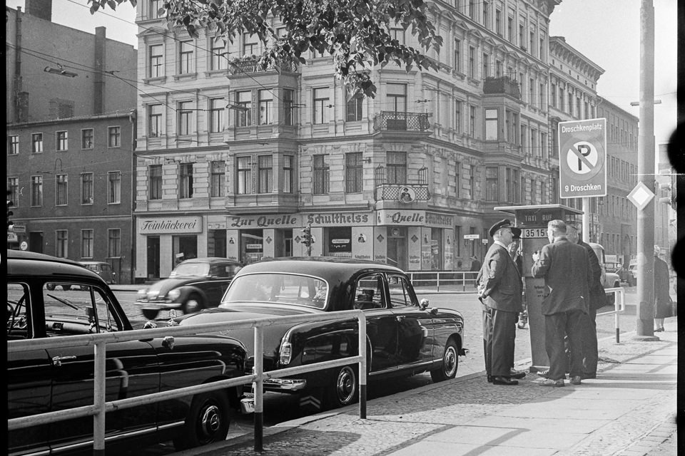 Ein Ostberliner Fotograf in Westberlin, Bild 5: Taxistand in Moabit. SW-Foto, 1960 © Kurt Schwarz. (Kurt Schwarz CC BY-NC-SA)
