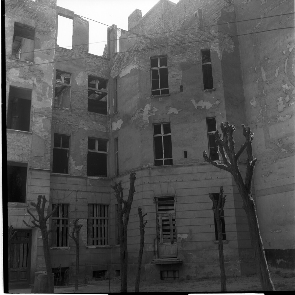 Negativ: Ruine, Rubensstraße 82, 1953 (Museen Tempelhof-Schöneberg/Herwarth Staudt CC BY-NC-SA)