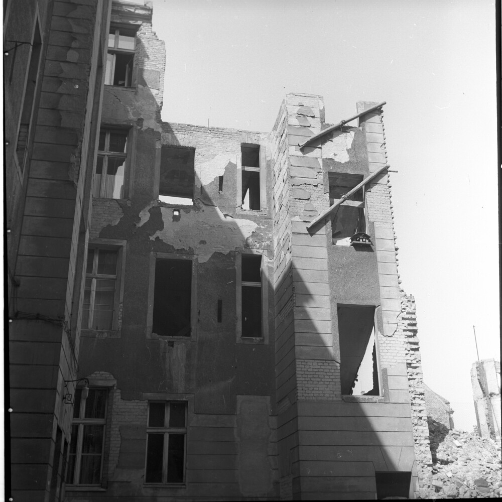 Negativ: Ruine, Görresstraße 8/10, 1953 (Museen Tempelhof-Schöneberg/Herwarth Staudt CC BY-NC-SA)