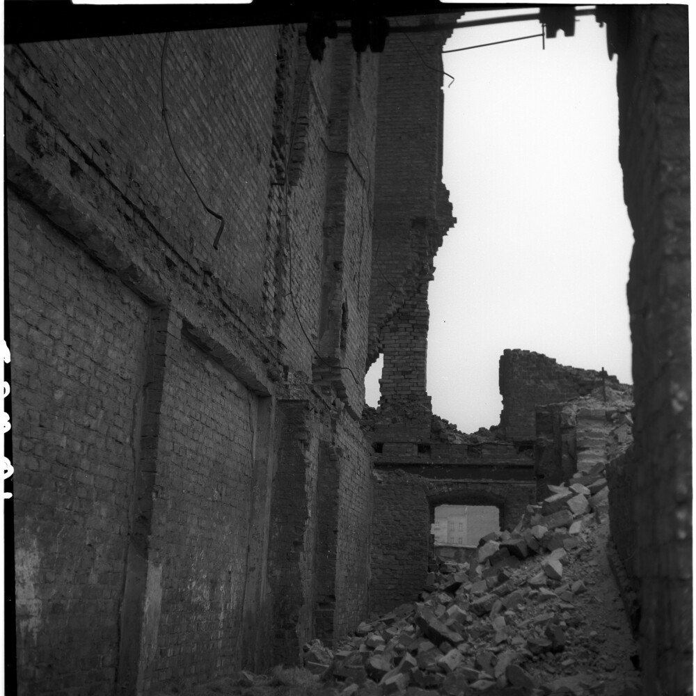 Negativ: Ruine, Großgörschenstraße 33, 1953 (Museen Tempelhof-Schöneberg/Herwarth Staudt CC BY-NC-SA)