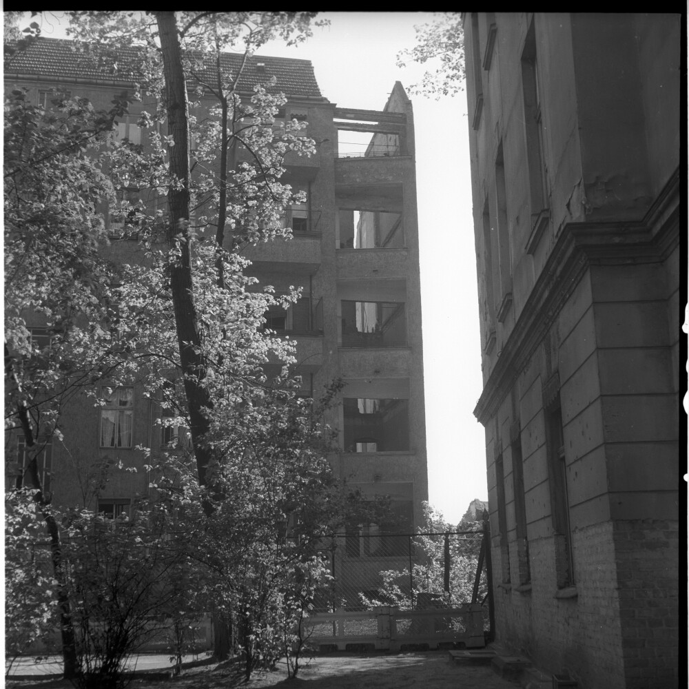 Negativ: Hinterhof, Landshuter Straße 6, 1953 (Museen Tempelhof-Schöneberg/Herwarth Staudt CC BY-NC-SA)