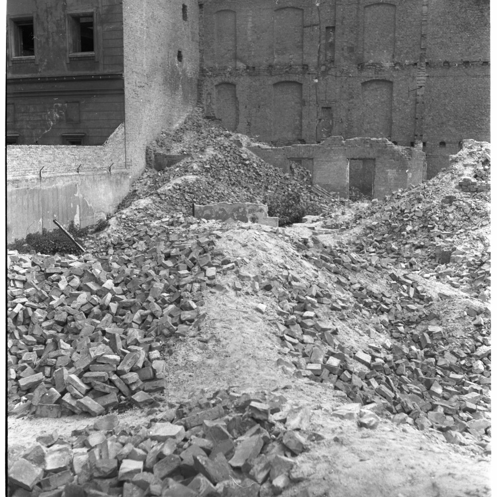 Negativ: Trümmer, Gossowstraße 3, 1953 (Museen Tempelhof-Schöneberg/Herwarth Staudt CC BY-NC-SA)