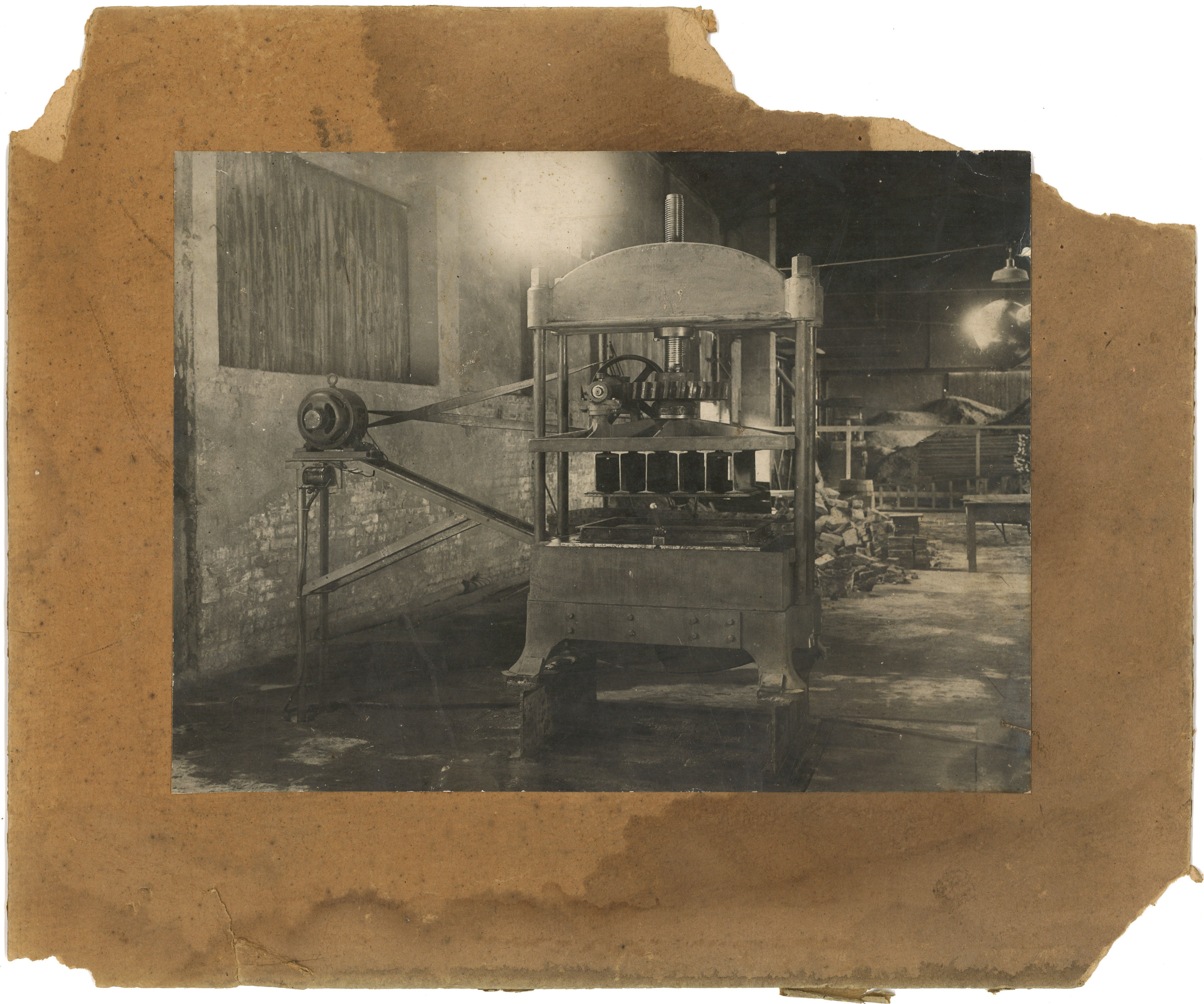 Motorgetriebene Pressmaschine (Landesgeschichtliche Vereinigung für die Mark Brandenburg e.V., Archiv CC BY)