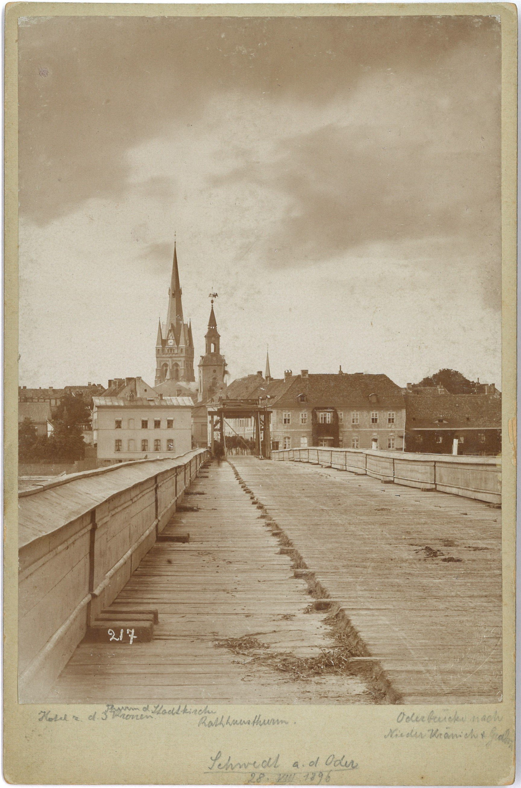 Schwedt/Oder: Blick über die Oderbrücke von Südosten (Landesgeschichtliche Vereinigung für die Mark Brandenburg e.V., Archiv CC BY)