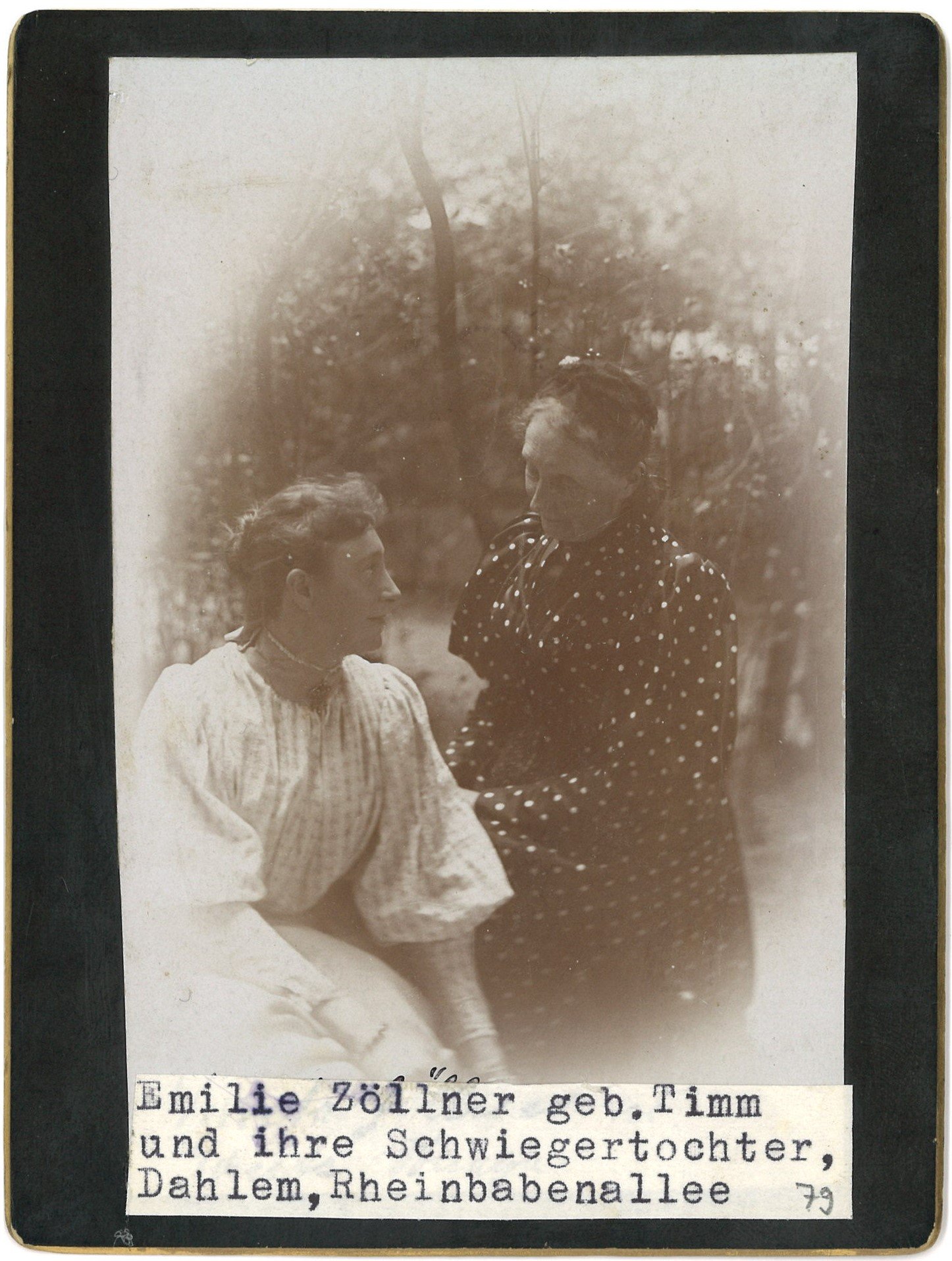 Zöllner, Emilie, geb. Timm (1828-1924), Frau des Juristen Karl Zöllner, mit Schwiegertochter (Landesgeschichtliche Vereinigung für die Mark Brandenburg e.V., Archiv CC BY)