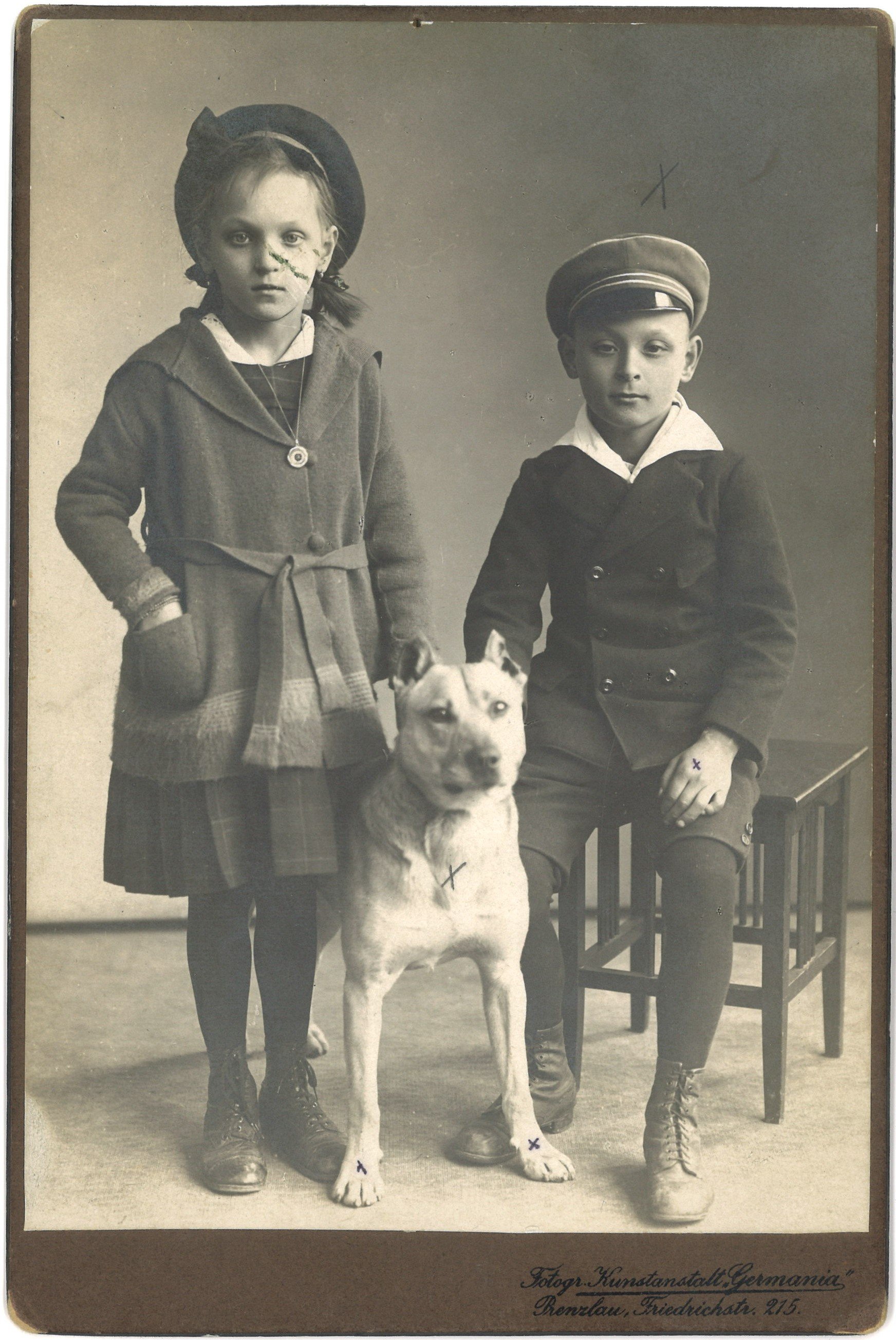 Unbekannte Kinder mit Hund (Prenzlau) (Landesgeschichtliche Vereinigung für die Mark Brandenburg e.V., Archiv CC BY)