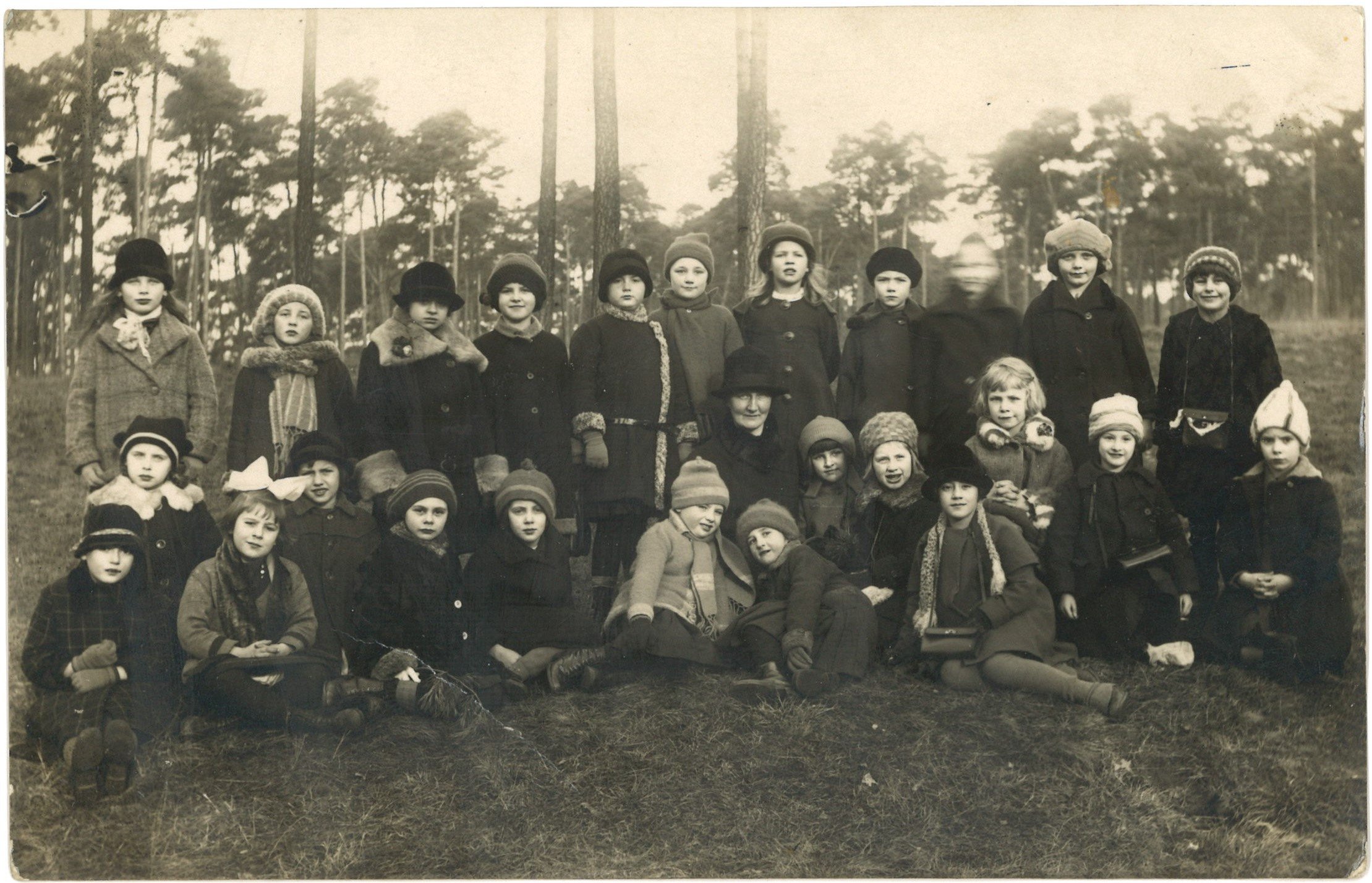 Berlin: Schulausflug einer Mädchenklasse um 1927 (Landesgeschichtliche Vereinigung für die Mark Brandenburg e.V., Archiv CC BY)