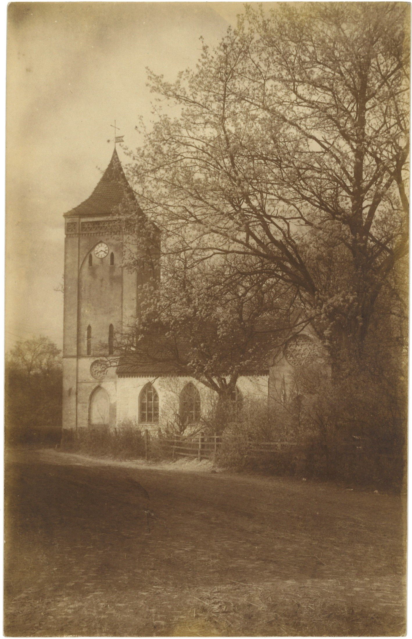 Paretz (Kr. Osthavelland): Dorfkirche von Süden (Landesgeschichtliche Vereinigung für die Mark Brandenburg e.V., Archiv CC BY)