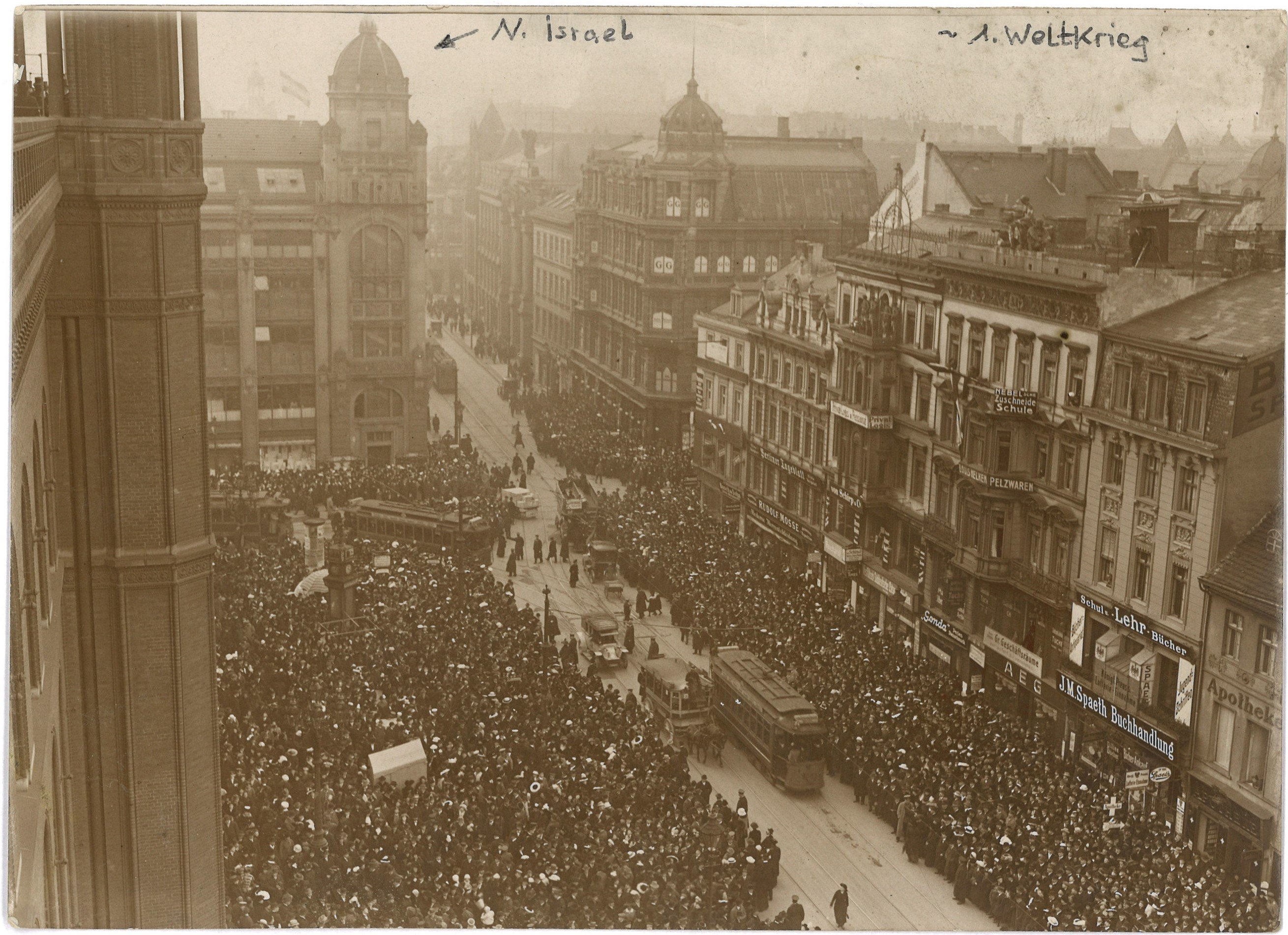Berlin-Mitte: Menschenmenge vor dem Berliner Rathaus 1914/18 (Landesgeschichtliche Vereinigung für die Mark Brandenburg e.V., Archiv CC BY)
