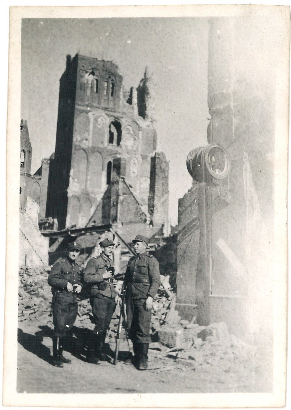 Arnswalde / Choszczno: Polnische Soldaten vor der Ruine der Pfarrkirche im April 1945 (Landesgeschichtliche Vereinigung für die Mark Brandenburg e.V., Archiv CC BY)