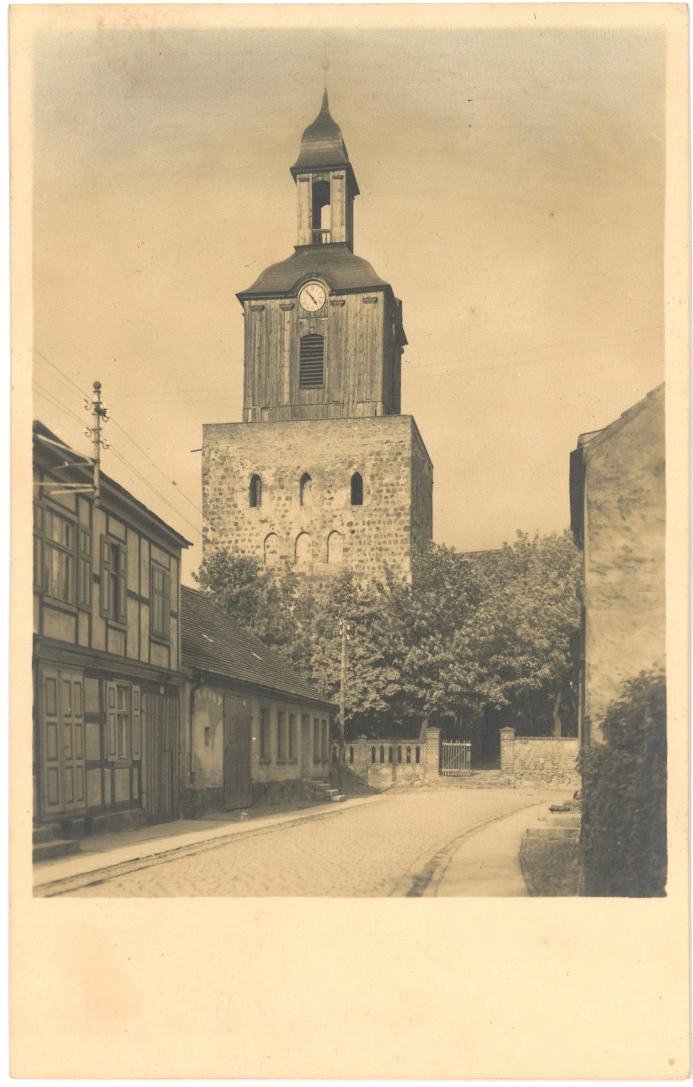 Mohrin (Neumark) [Moryń]: Kirchstraße mit Stadtkirche von Westen (Landesgeschichtliche Vereinigung für die Mark Brandenburg e.V., Archiv CC BY)