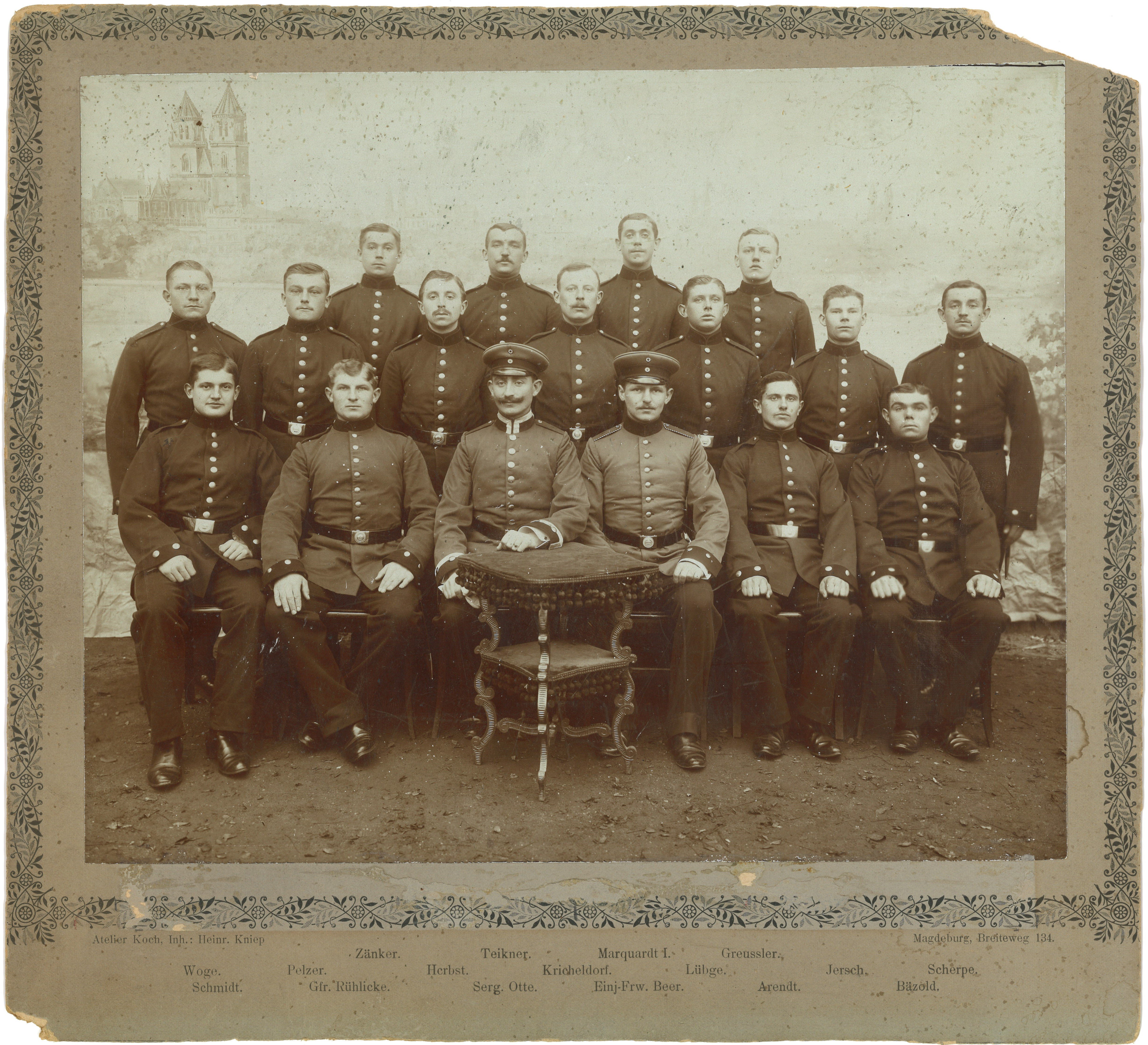Magdeburg: Gruppenbild von Soldaten des Feldartillerie-Regiments Nr. 4 (um 1900) (Landesgeschichtliche Vereinigung für die Mark Brandenburg e.V., Archiv CC BY)