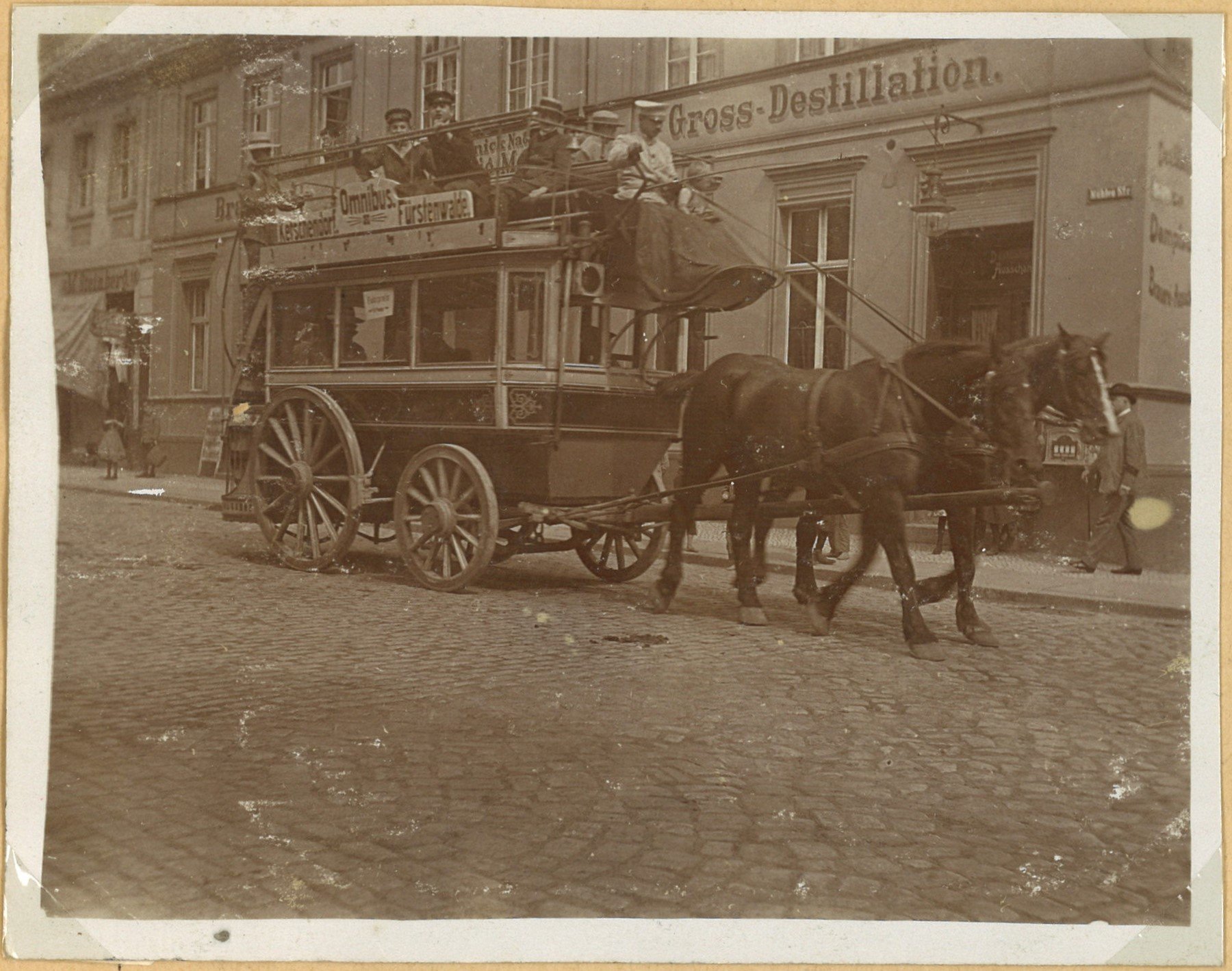 Fürstenwalde/Spree: Pferde-Omnibus vor Mühlenstraße 17 (Landesgeschichtliche Vereinigung für die Mark Brandenburg e.V., Archiv CC BY)