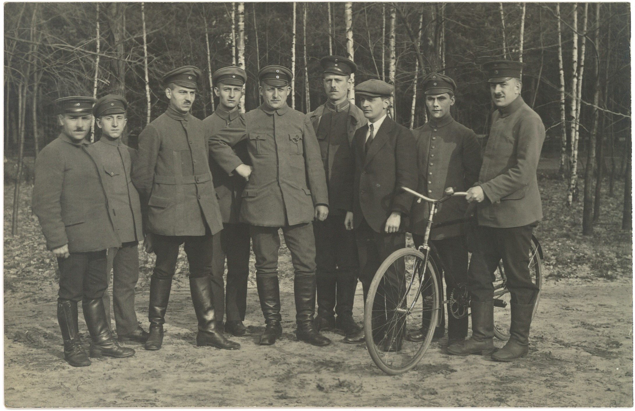 Cottbus: Personal der Bekleidungsstelle der Gefangenenlager 1920 (Landesgeschichtliche Vereinigung für die Mark Brandenburg e.V., Archiv CC BY)