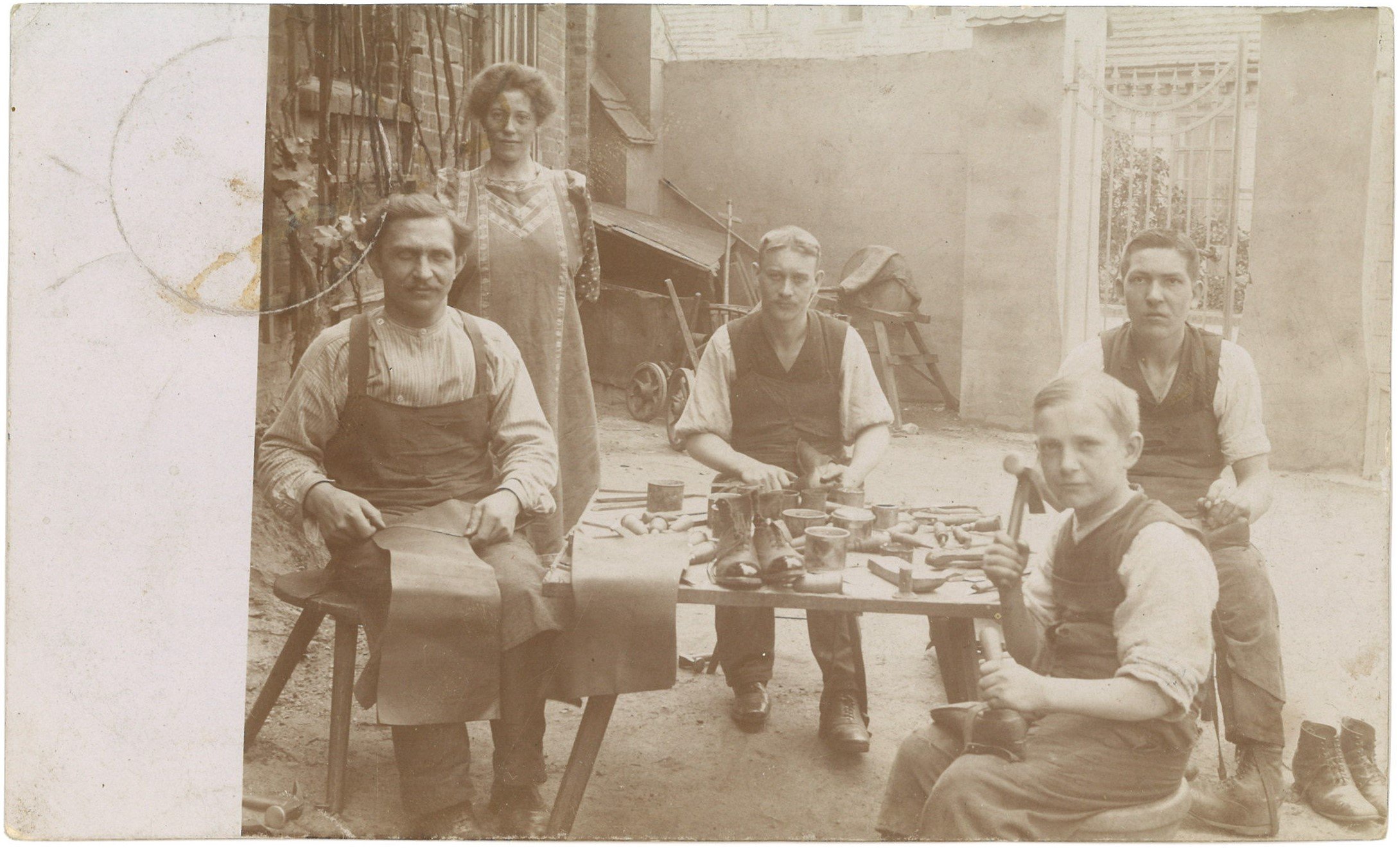 Küstrin: Schusterwerkstatt um 1912 (Landesgeschichtliche Vereinigung für die Mark Brandenburg e.V., Archiv CC BY)