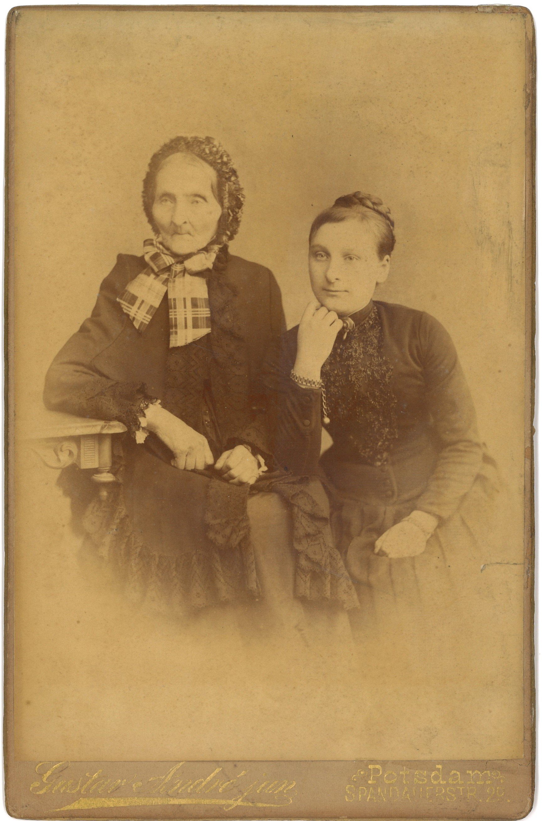 Helmholtz, Marie, geb. Schaper (1803/04–) mit ihrer Enkeltochter Gertrud Barella (1869–) in Potsdam (Landesgeschichtliche Vereinigung für die Mark Brandenburg e.V., Archiv CC BY)